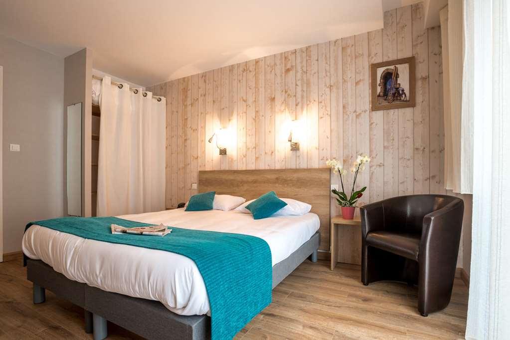 Brit Hotel Des Halles Конкарно Номер фото