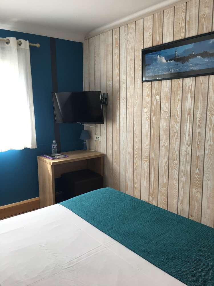 Brit Hotel Des Halles Конкарно Номер фото