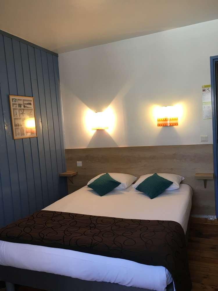 Brit Hotel Des Halles Конкарно Номер фото