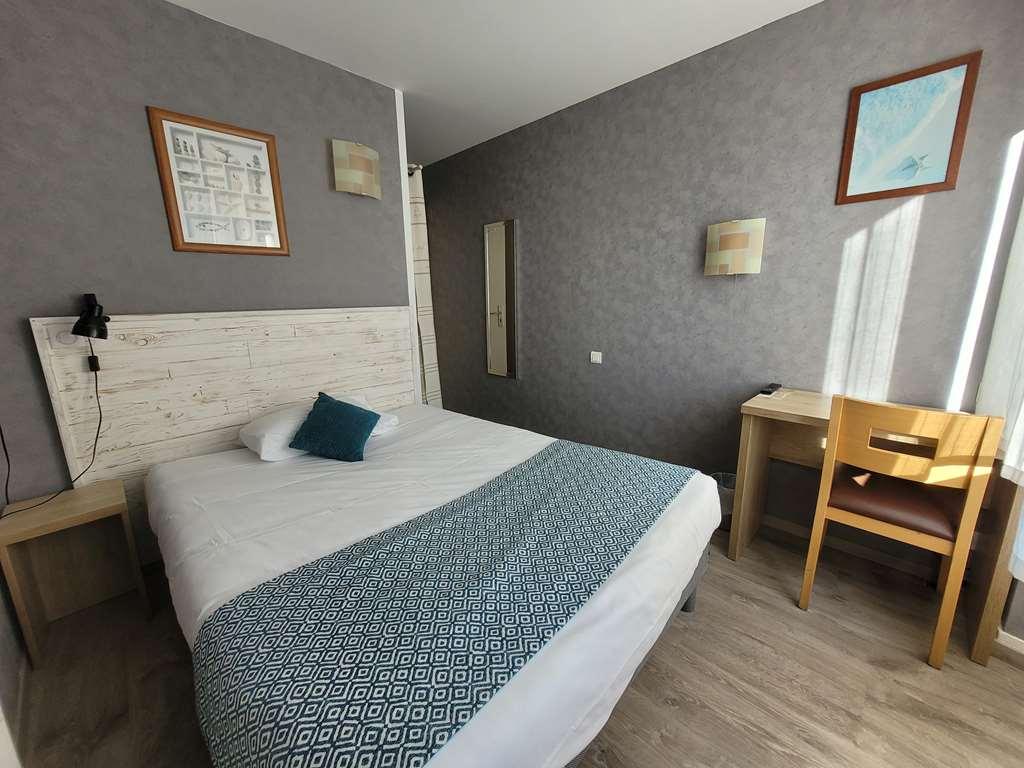 Brit Hotel Des Halles Конкарно Номер фото