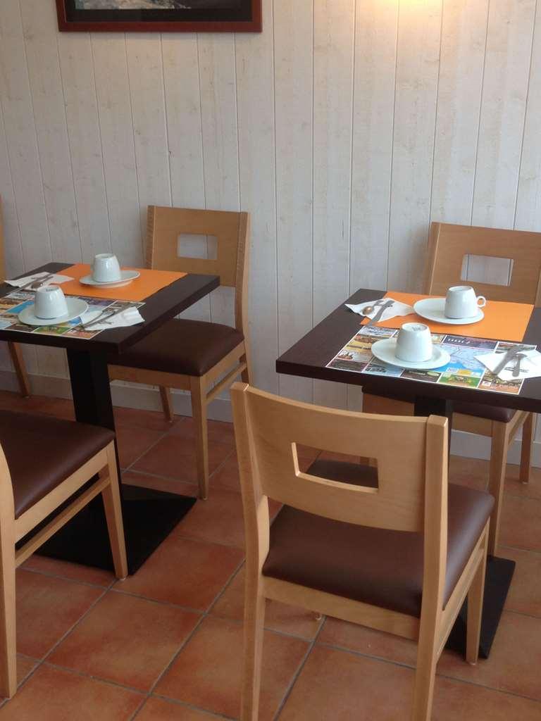 Brit Hotel Des Halles Конкарно Ресторан фото