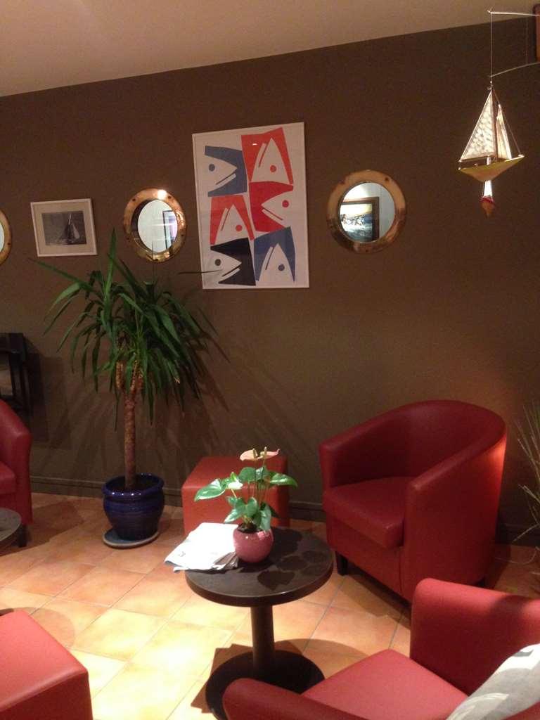 Brit Hotel Des Halles Конкарно Интерьер фото