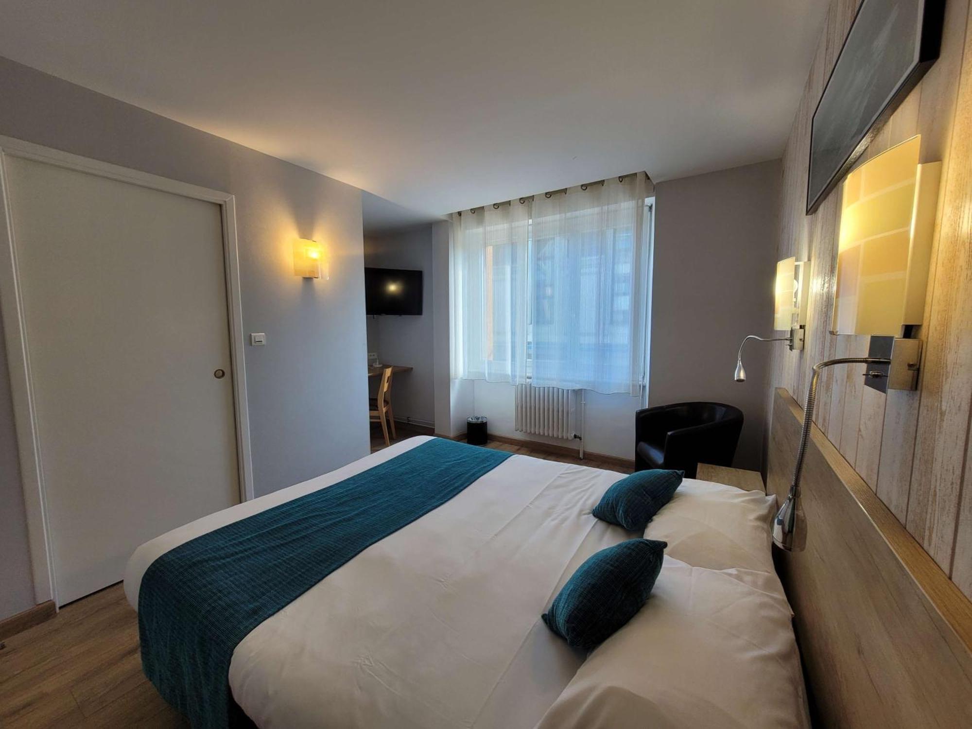 Brit Hotel Des Halles Конкарно Экстерьер фото