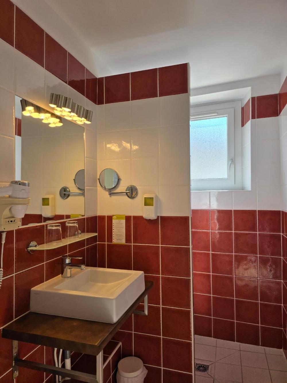 Brit Hotel Des Halles Конкарно Экстерьер фото