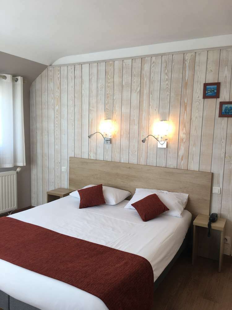 Brit Hotel Des Halles Конкарно Номер фото